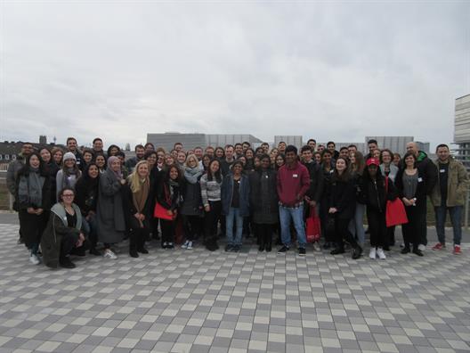 Gruppenfoto mit den Gaststudierenden und ihren Tutoren und Tutorinnen auf der Dachterrasse von Gebäude 3 an der HSD im Sommersemester 2017 